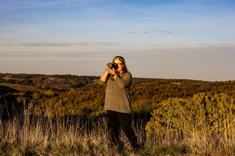 Laure Geoffroy photographe à Auch tenant son appareil photo Canon lors d’une séance photo