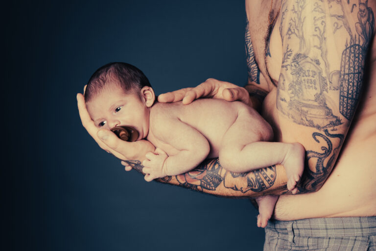Photographe nouveau-né Auch - Douceur et innocence d'un bébé avec son papa