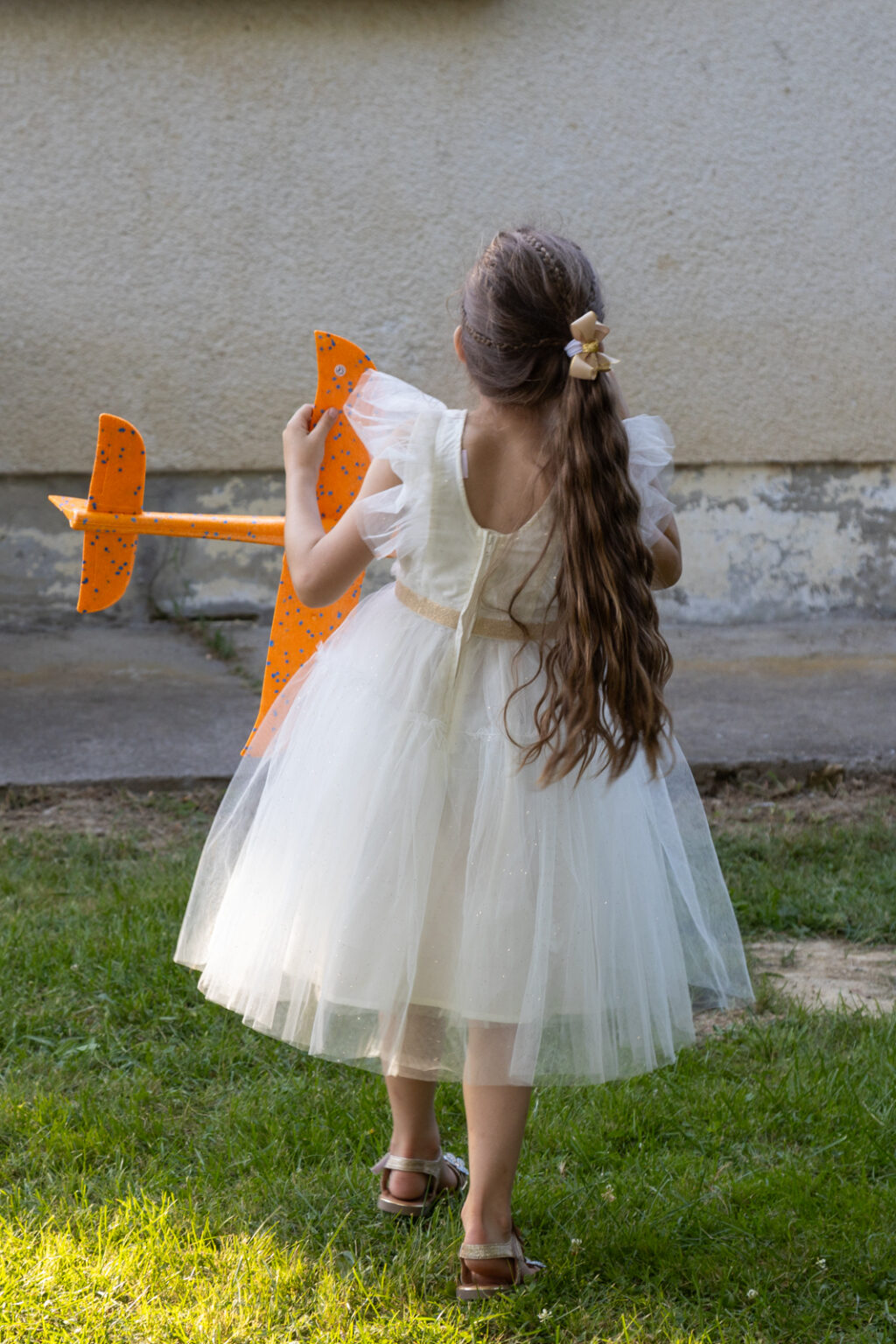 demoiselle d'honneur Petite fille en robe blanche tient un avion photographe mariage gers