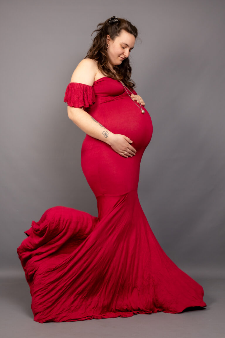 future maman sublime en robe rouge