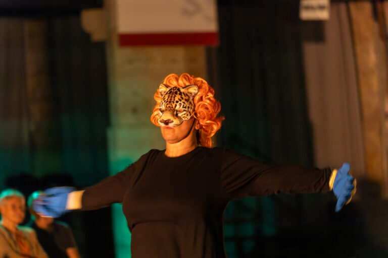 photos de théâtre une femme avec un masque léopard