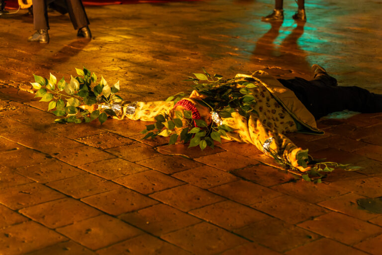 photos de théâtre Femme couchée au sol