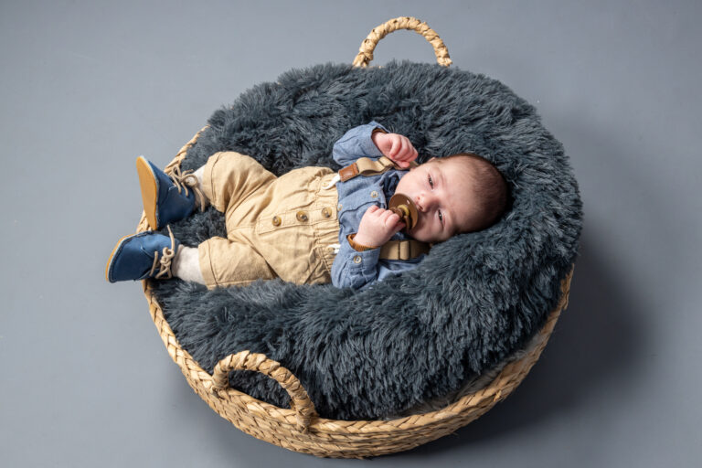 Photographe nouveau-né Auch - Douceur et innocence d'un bébé endormi.