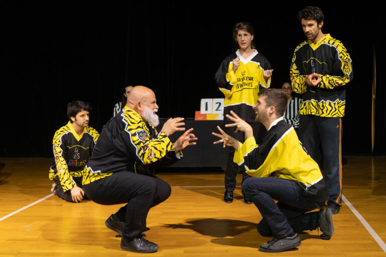 photos de théâtre deux acteurs de théatre d'improvisation sont accroupis et imitent des animaux
