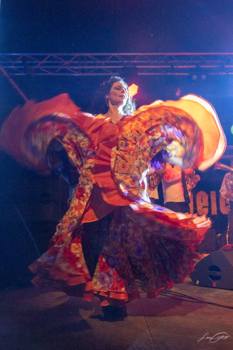 Danseuse contemporaine en mouvement sur scène au festival de Seissan