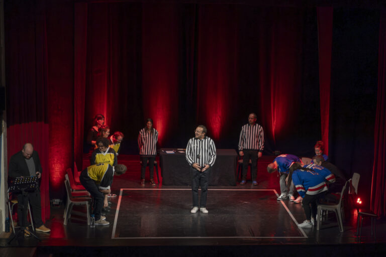 photos de théâtre Spectacle de théâtre d'impro plusieurs acteurs sur scène au théâtre Cuzin