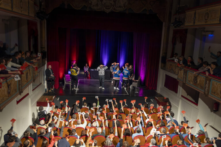 Spectacle de théâtre d'impro au théâtre à l'italienne de la mairie d'Auch