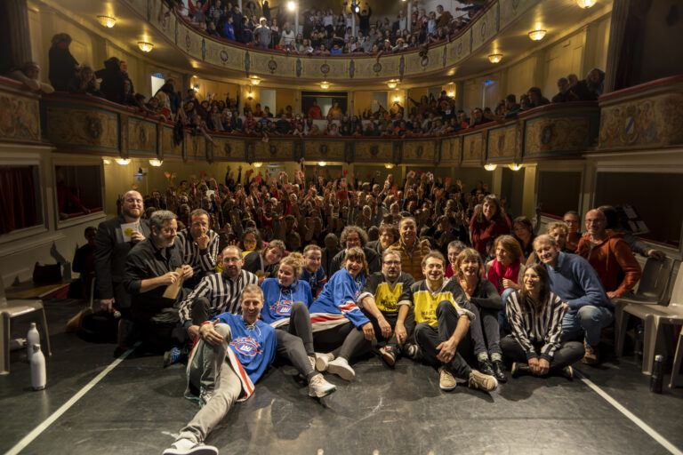 photos de théâtre Spectacle de théâtre d'impro théâtre à l'italienne mairie d'Auch photo prise depis la scène