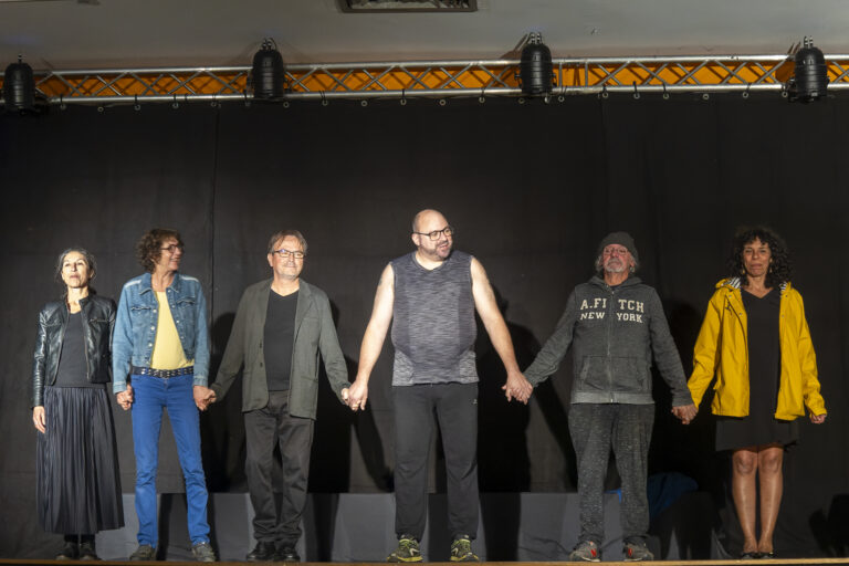 photos de théâtre Les acteurs de la pière Intra muros de la compagnie des sassafras saluent sur scène
