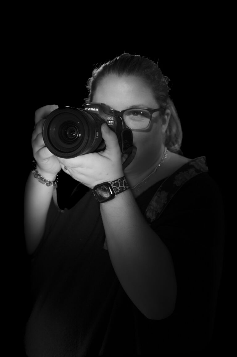 Laure Geoffroy photographe à Auch tenant son appareil photo Canon lors d’une séance photo