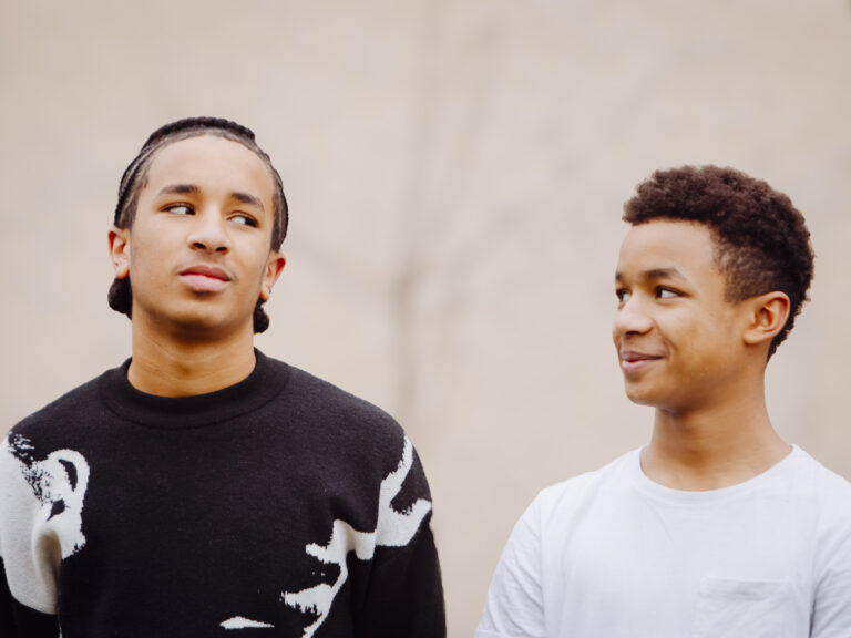 Jeremy et Mathis, deux frères lors d’une séance photo en extérieur à Auch