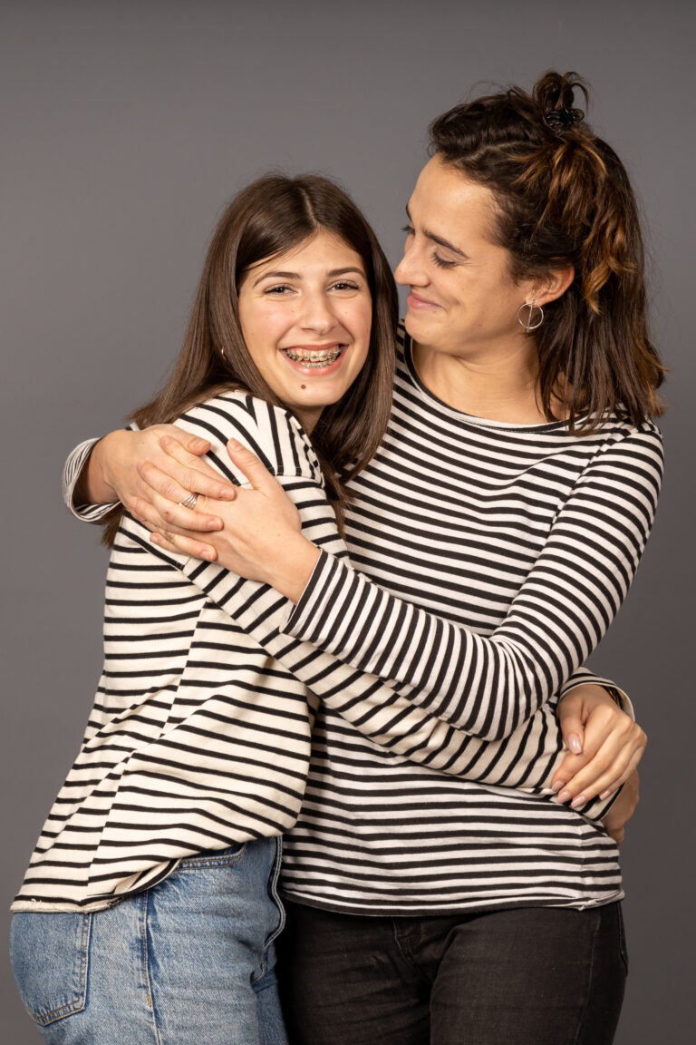 Séance photo studio de deux sœurs Marie et Lisa à Auch, moment de complicité