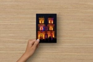 Carte postale cathédrale illuminée d’Auch lors de l’Épiphanie avec la Befana descendant en rappel depuis la tour, illuminations festives par CBarré Production