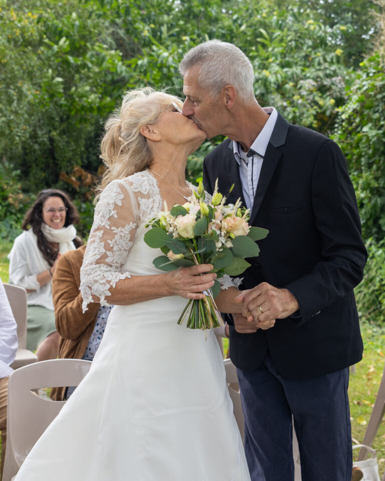 Mariage Marc et Sonia Clos du Gaja Baiser pendant la cérémonie laïque
