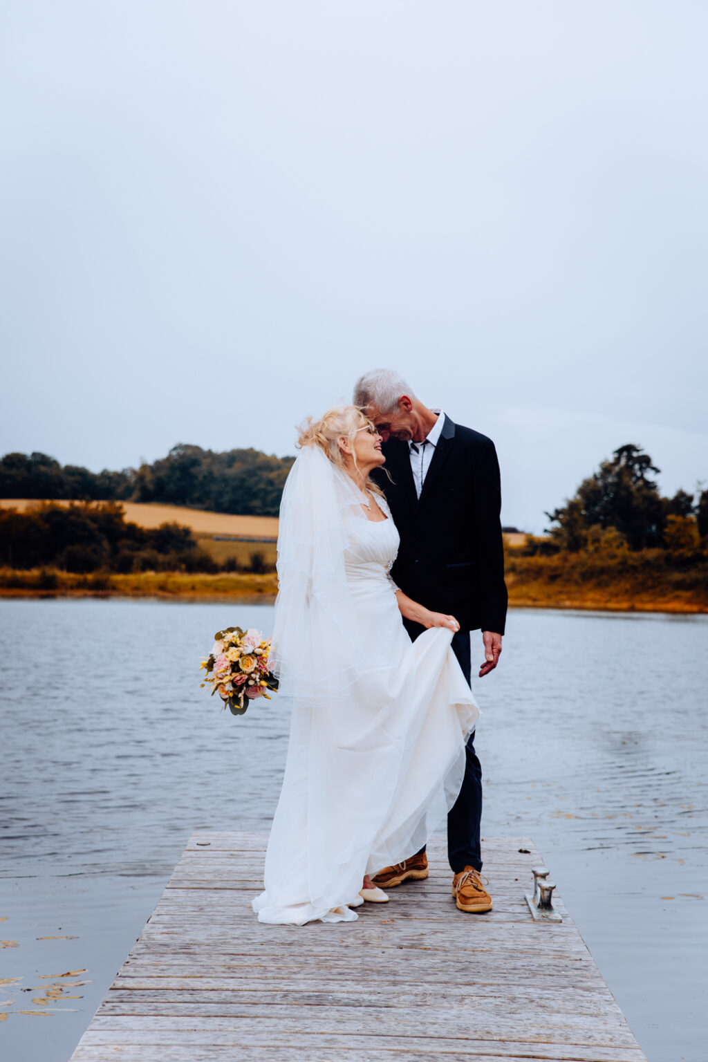 Mariage Marc et Sonia Clos du Gaja Baiser sur le ponton devant le lac