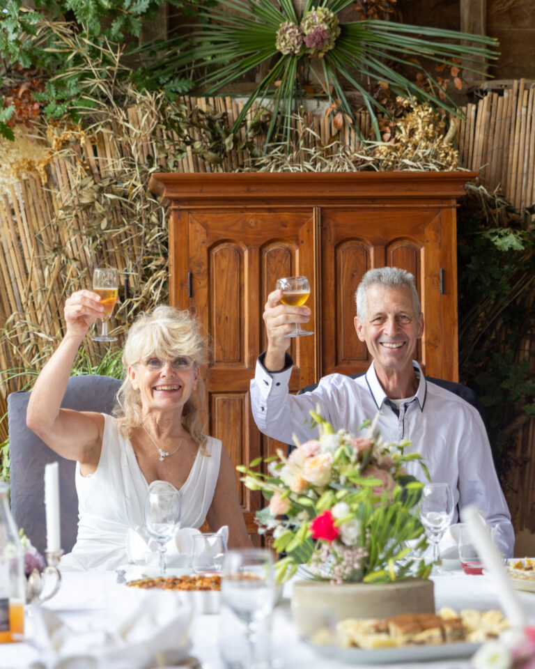 Mariage Marc et Sonia Clos du Gaja Marc et Sonia trinquent avec leurs invités pendant le repas