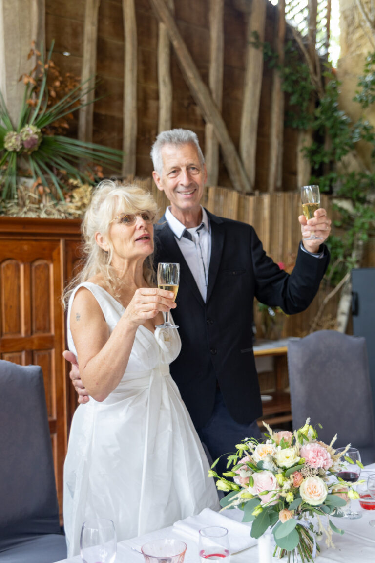Mariage Marc et Sonia Clos du Gaja Marc et Sonia trinquent avec leurs invités