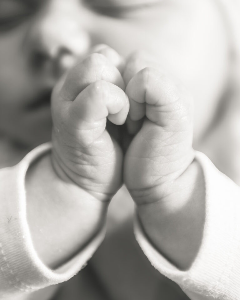 Photographe nouveau-né Auch - Douceur et innocence d'un bébé endormi.