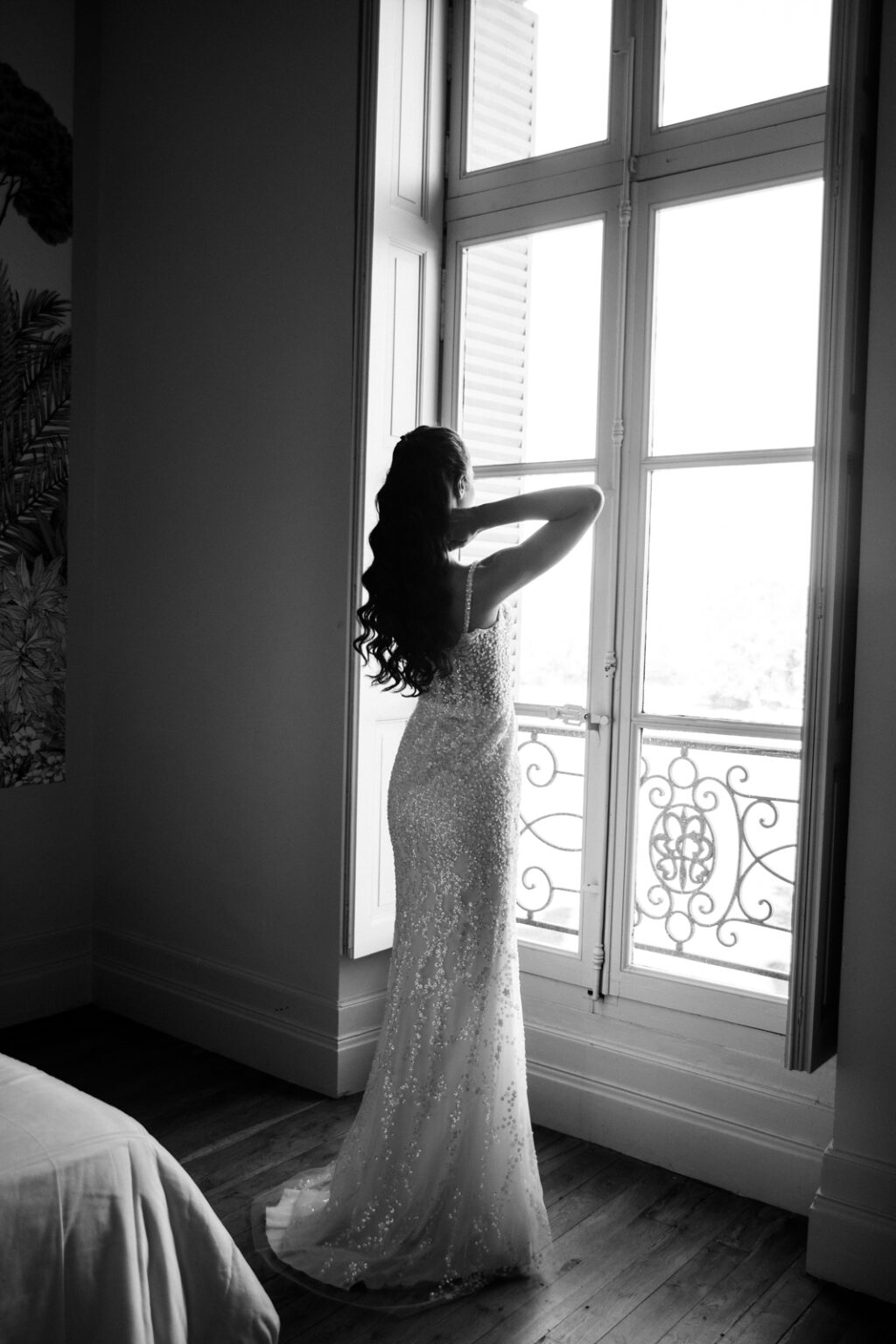 mariage Lola et Gabriel Lola à contre jour pendant ses préparatifs