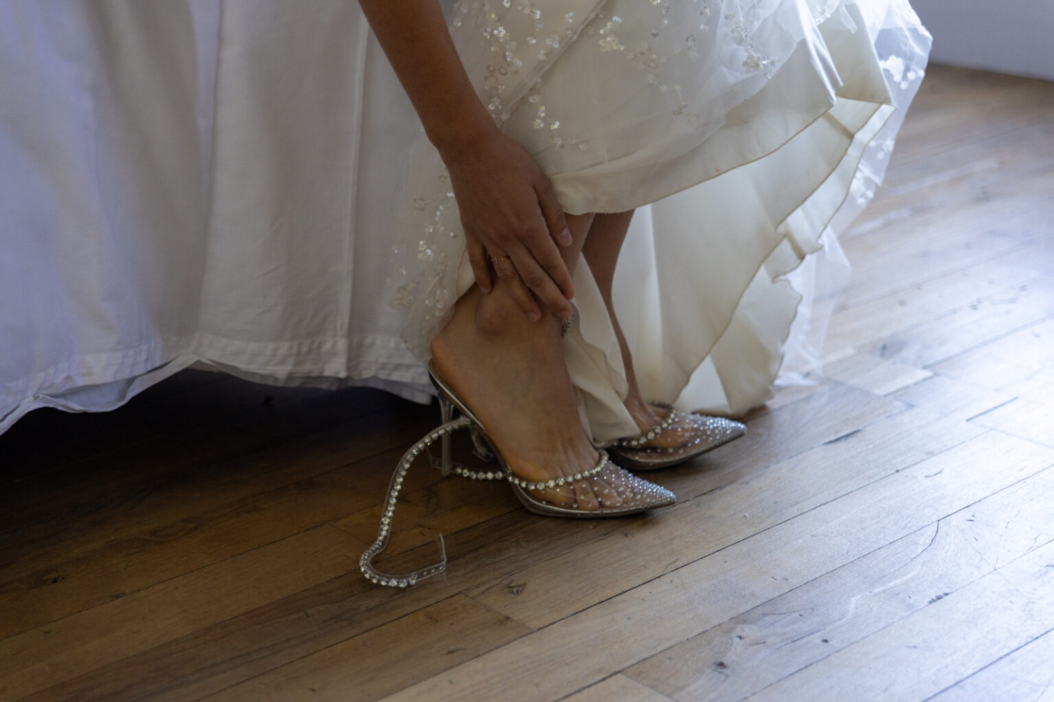 mariage Lola et Gabriel préparatifs de Lola Lola enfile ses chaussures à talons