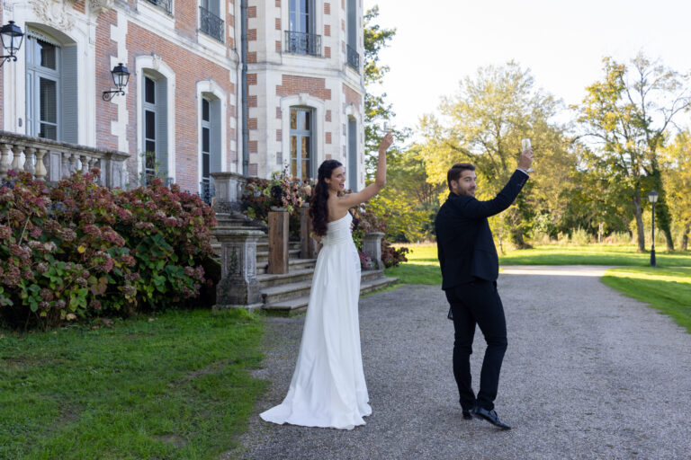 Mariage Lola et Gabriel Château de la baronnie, Lola et Gabriel sont devant le château et trinquent autour d'une coupe de champagne