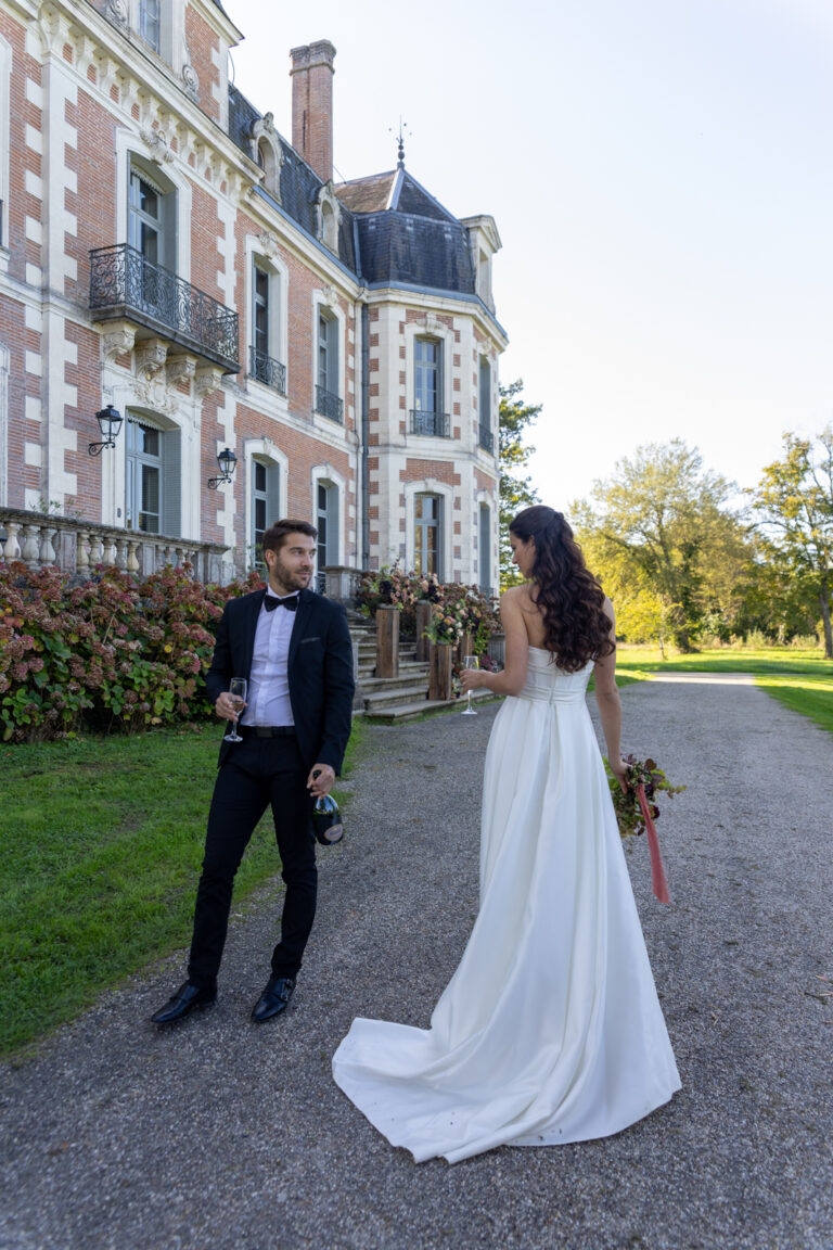Mariage Lola et Gabriel Château de la baronnie Gabriel et Lola sont devant le chäteau