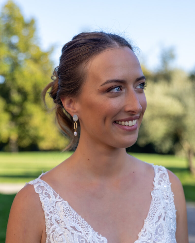 Mariage Marion et guillaume Marion avec un joli flou d'arrière place dans le parc du Château de la baronnie