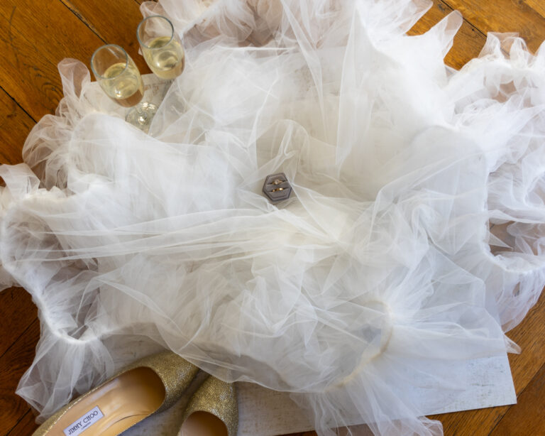flatlay mariage, alliance, champagne et chaussures Jimmy Choo de la mariée