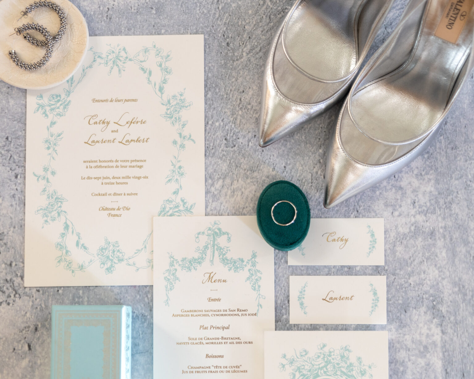 flatlay mariage, menu, faire parts, marque place, alliance et chaussures de la mariée