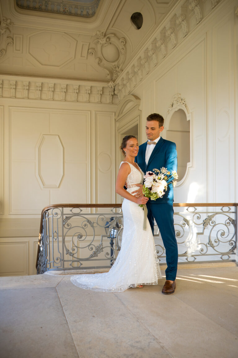 Mariage Marion et guillaume : couple de mariés au balcon du 1er étage Château de la baronnie Photo de couple