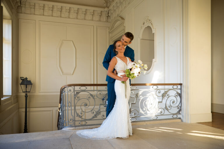 Mariage Marion et guillaume : couple de mariés au balcon du 1er étage Château de la baronnie Photo de couple