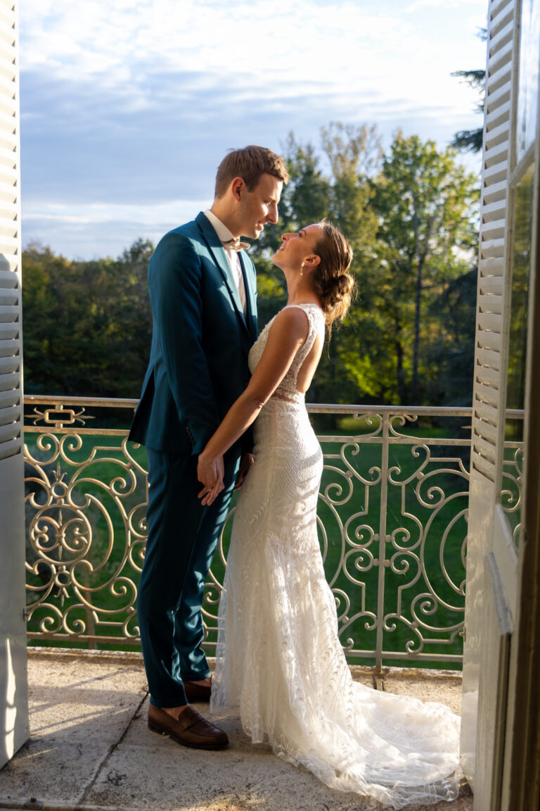 Mariage Marion et guillaume : couple de mariés au balcon du 1er étage Château de la baronnie Le baiser