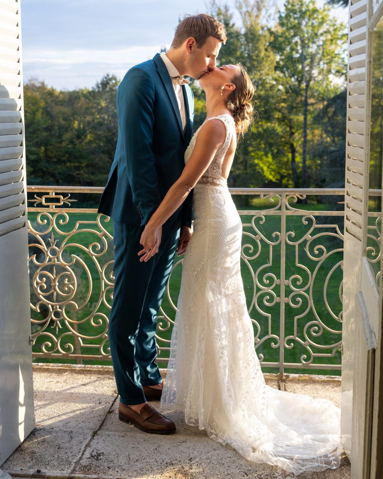 Mariage Marion et guillaume : couple de mariés au balcon du 1er étage Château de la baronnie Le baiser
