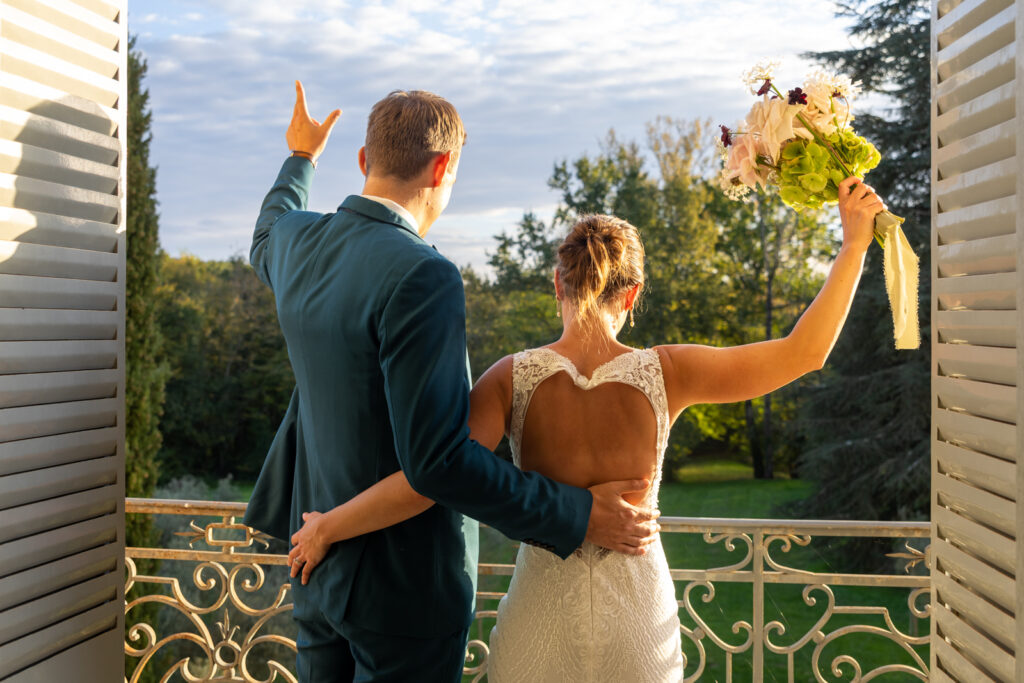 Mariage Marion et guillaume : couple de mariés au balcon du 1er étage Château de la baronnie L'envoi du bouquet