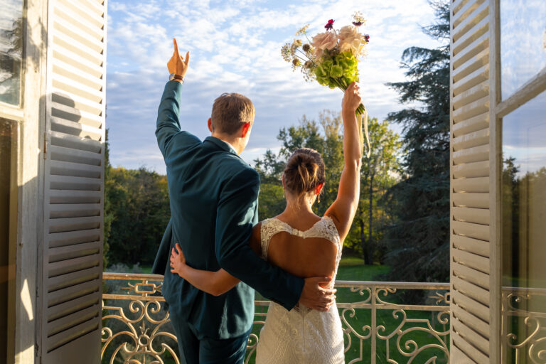 Mariage Marion et guillaume : couple de mariés au balcon du 1er étage Château de la baronnie L'envoi du bouquet