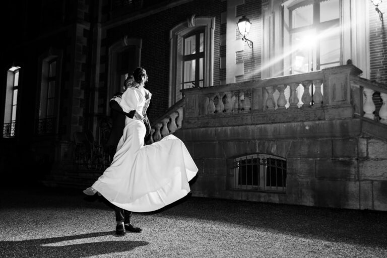 Mariage Marion et guillaume : couple de mariés en train de danser, photo en noir et blanc Château de la baronnie