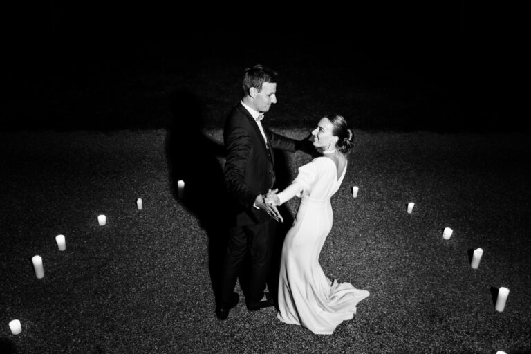 Mariage Marion et guillaume : couple de mariés en train de danser, photo en noir et blanc Château de la baronnie
