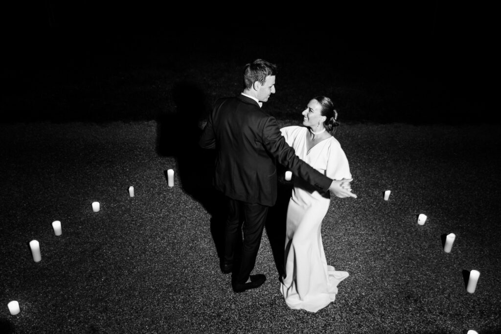 Mariage Marion et guillaume : couple de mariés en train de danser, photo en noir et blanc Château de la baronnie