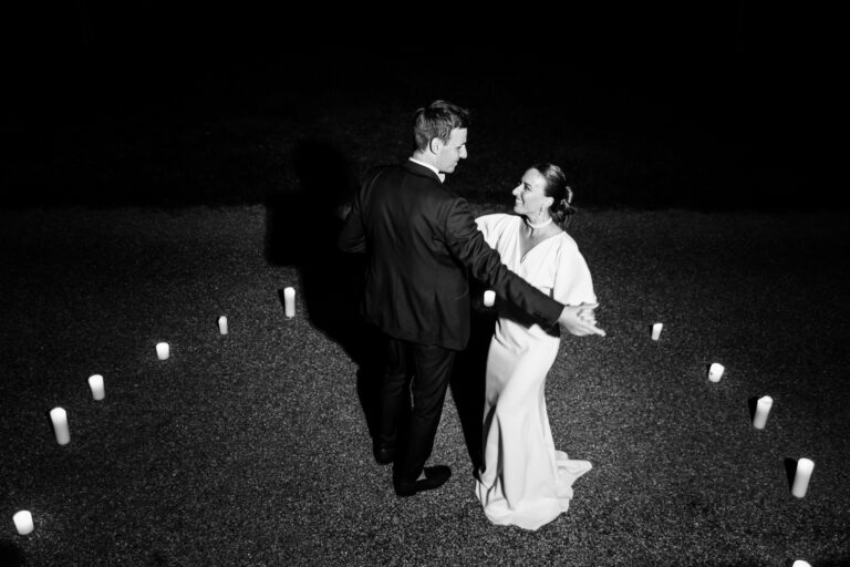 Mariage Marion et guillaume : couple de mariés en train de danser, photo en noir et blanc Château de la baronnie