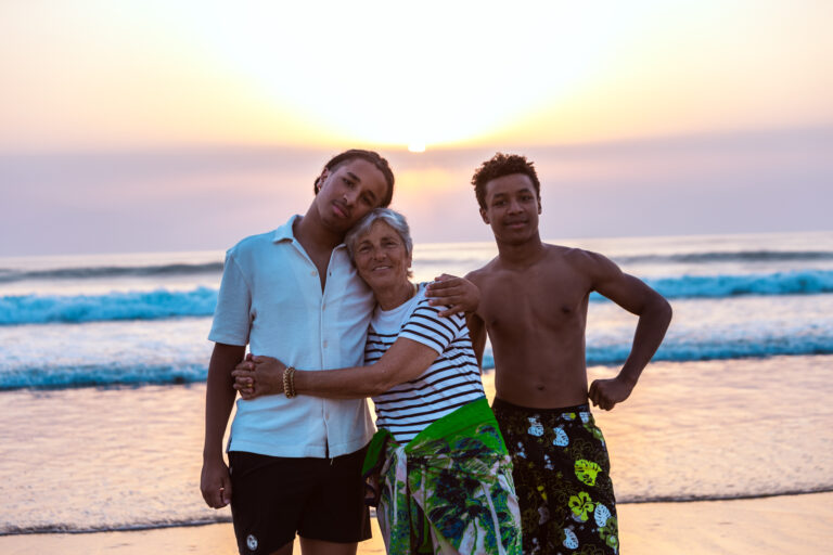 photo de famille sur la plage