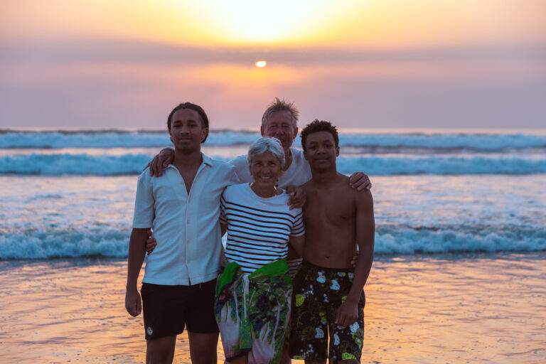 photo de famille sur la plage