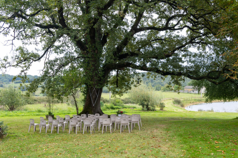 sous le grand chêne cérémonie laÏque : Clos du Gaja à Troncens, lieu idéal pour un baptême / mariage ou tout événement privé