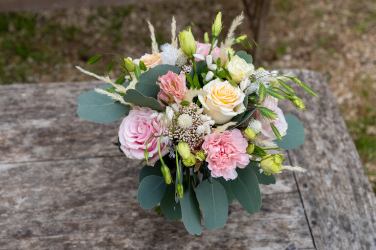 Bouquet de fleurs dans les tons pastels roses et beiges : Clos du Gaja à Troncens, lieu idéal pour un baptême ou un mariage