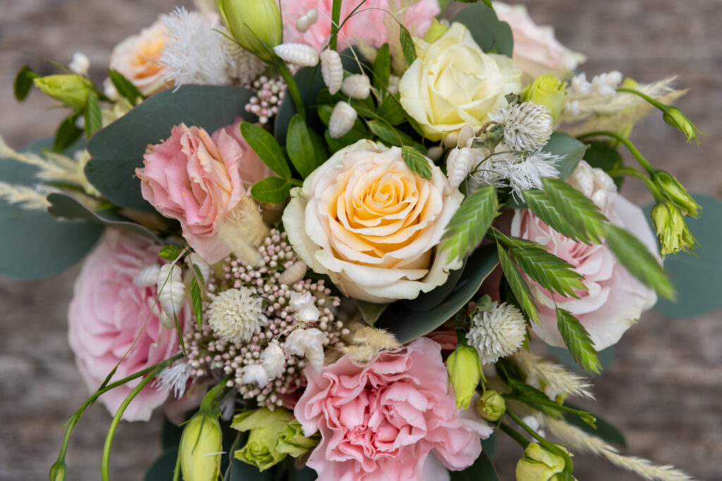 Bouquet de fleurs dans les tons pastels roses et beiges : Clos du Gaja à Troncens, lieu idéal pour un baptême ou un mariage