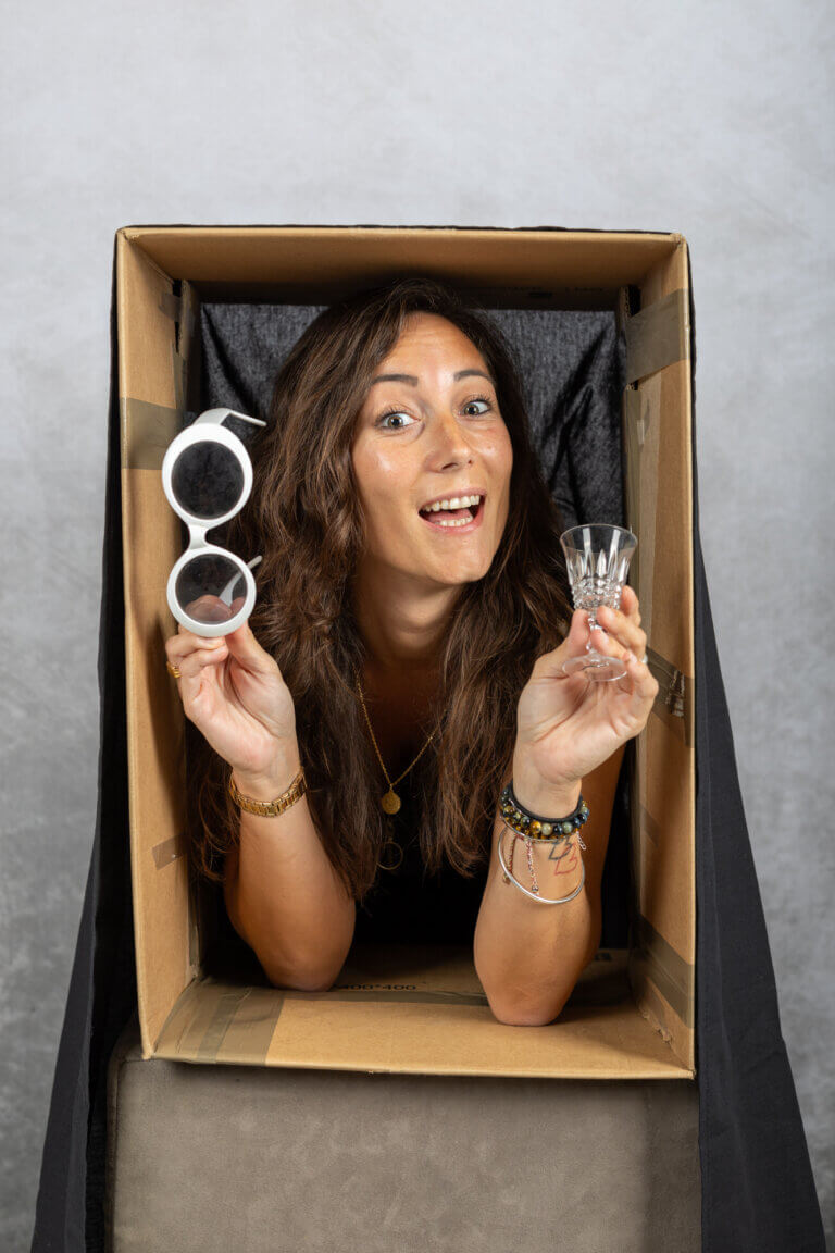 Laure Geoffroy Photographie Photo Charline carton lunettes
