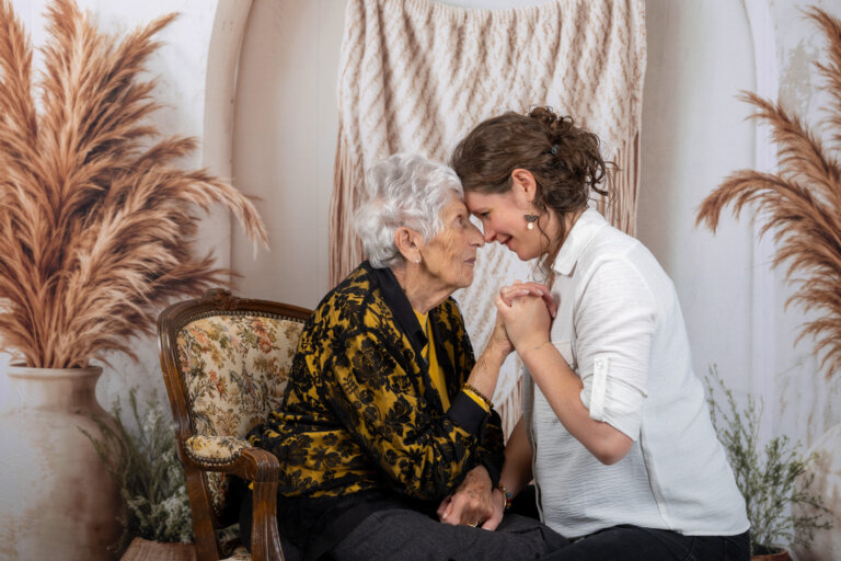 Elodie et sa mamie en studio Laure geoffroy photographie