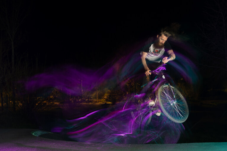 photo flash 2ème rideau vélo au pumptrack Laure Geoffroy photographie