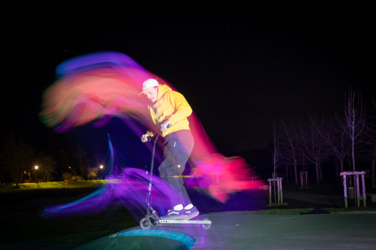 photo flash 2ème rideau trottinette au pumptrack Laure Geoffroy photographie