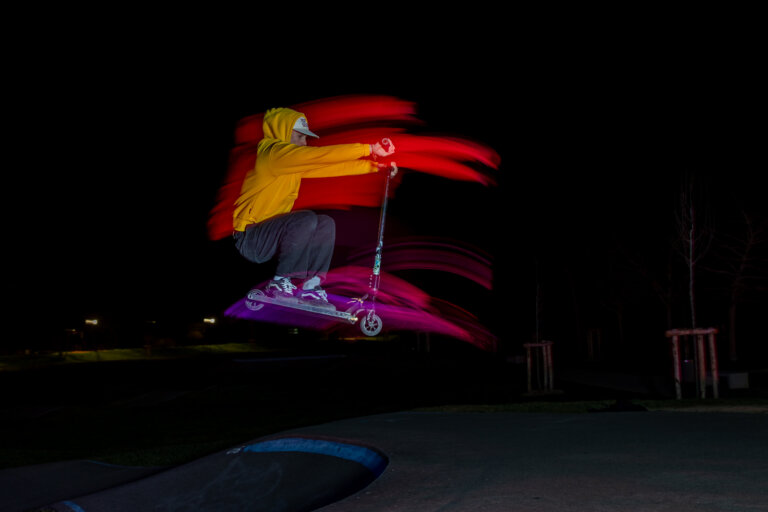 photo flash 2ème rideau trottinette au pumptrack Laure Geoffroy photographie