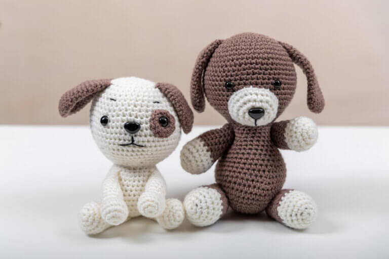 Chiens en crochet marron et beige – Créations artisanales Fait de Fil (Marily)